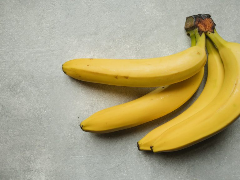 How many calories are in 1 medium banana?